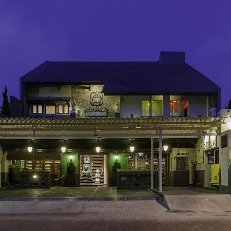 Dhanesvara Holistic Unique Homestay Wonotjolo Екстериор снимка